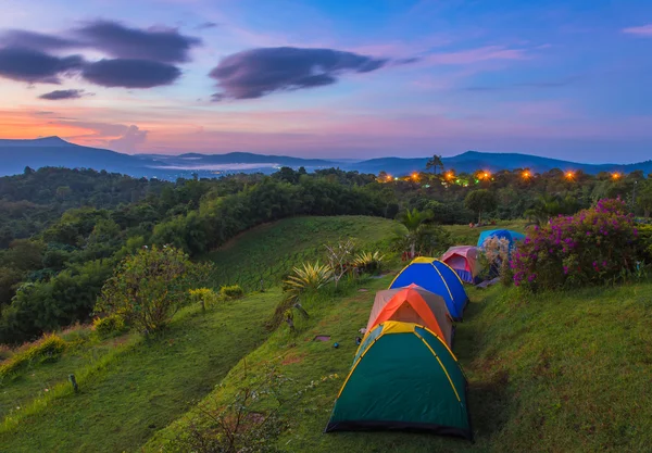 Zeltlager auf dem Zeltplatz im Nationalpark bei Sonnenaufgang. — Stockfoto