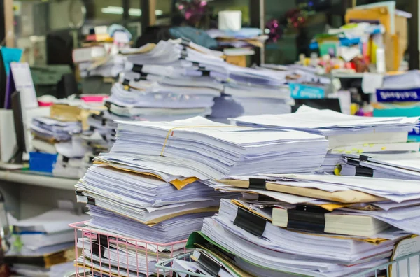 Pilha de documentos na mesa empilhar alta esperando para ser gerenciado. — Fotografia de Stock