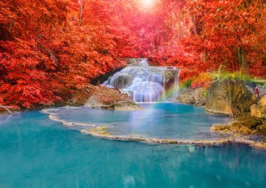 Gökkuşağı Ulusal başabaş derin ormandaki ile harika şelale