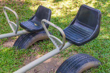 park oyun alanında çocuklar için tahterevalli