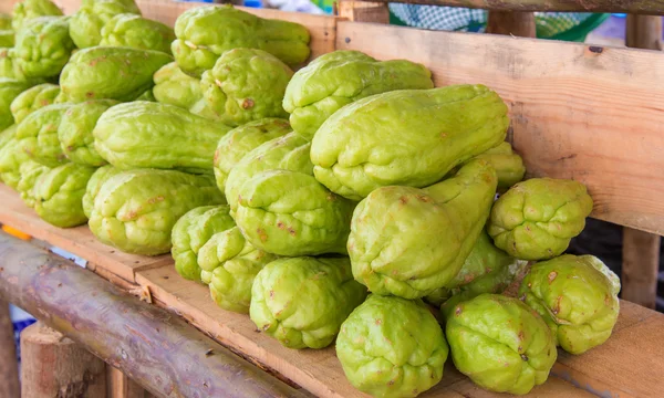 Cabaça amarga ou Chayote em madeira em fazendas de agricultor — Fotografia de Stock