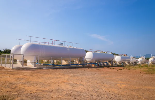 Doğal gaz depolama tankları sanayi tesisi.