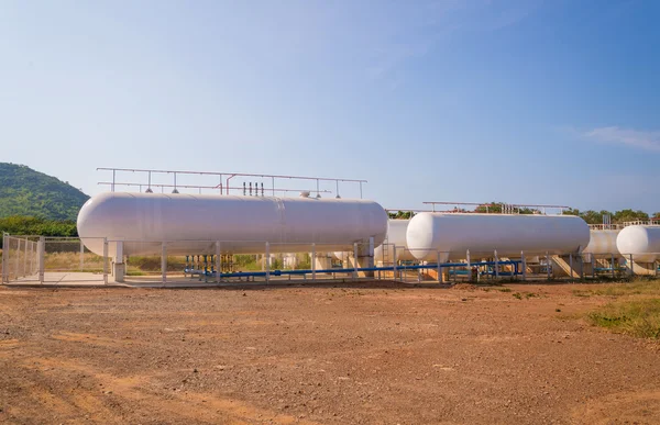 Tanker til lagring av naturgass i industrianlegg . – stockfoto