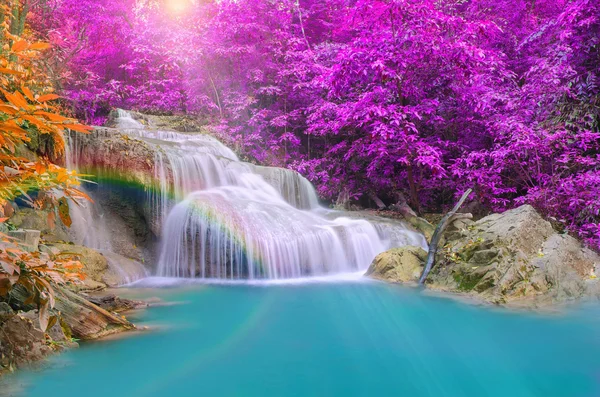 Maravillosa cascada con arco iris en bosque profundo a la par nacional —  Fotos de Stock