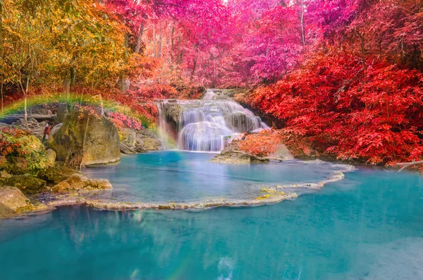 Nádherný vodopád s duhy v hlubokých lesích na národní par — Stock fotografie