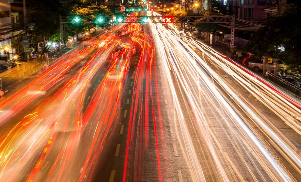 Lichtbäche aus laufendem Verkehr in Geschäftsstraße — Stockfoto