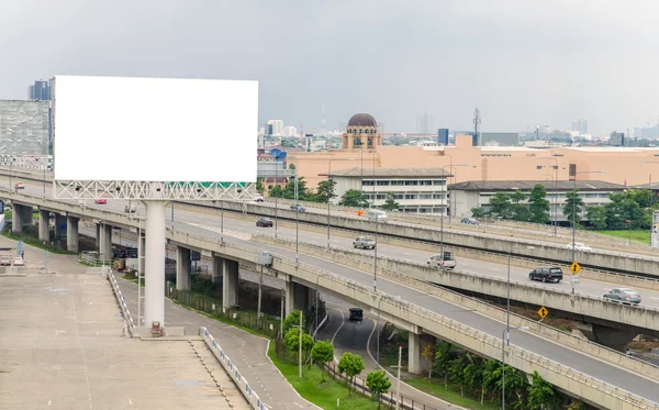 Grand panneau d'affichage blanc sur la route avec vue sur la ville arrière-plan — Photo