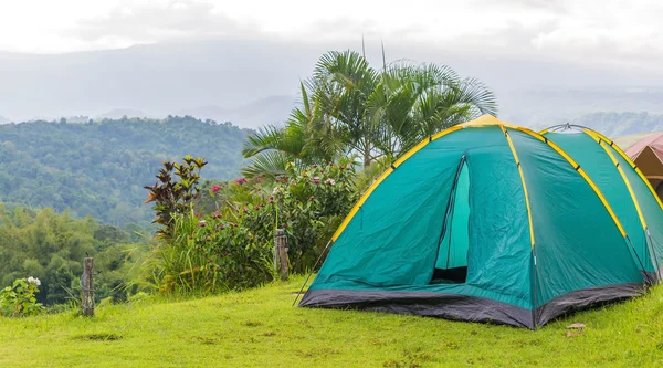 Tenda de acampamento no acampamento no parque nacional . — Fotografia de Stock