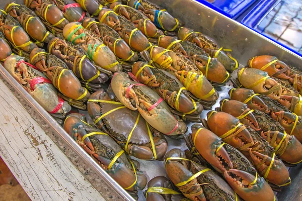 Levande krabbor redo att tillagas på en marknad — Stockfoto