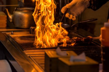 chef restoranda yanan alev ile barbekü ızgara