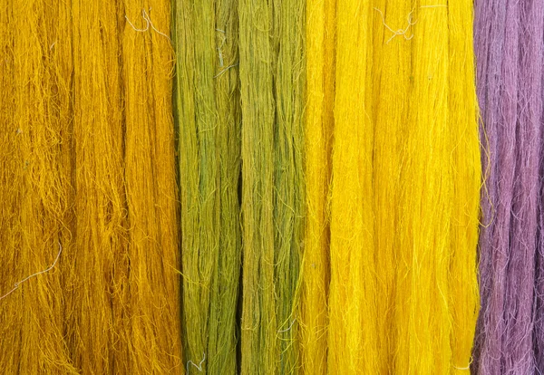 Colorido de hilo de seda crudo para el fondo . —  Fotos de Stock