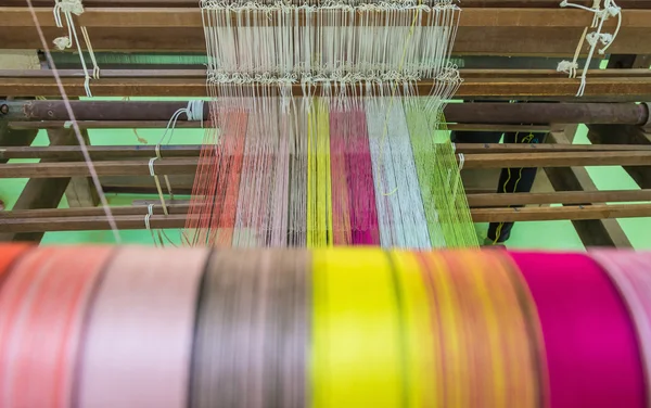 Yarn pattern is set up on the loom bench and ready to weave. — Stock Photo, Image