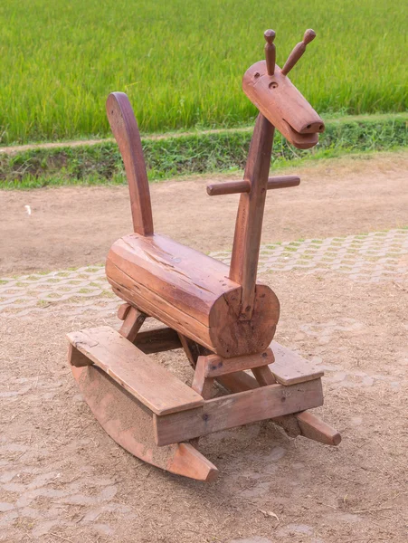 Cavallo a dondolo in legno nel parco giochi — Foto Stock