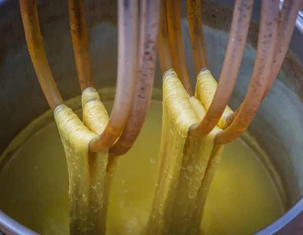 Filati di seta fatti in casa con tintura — Foto Stock