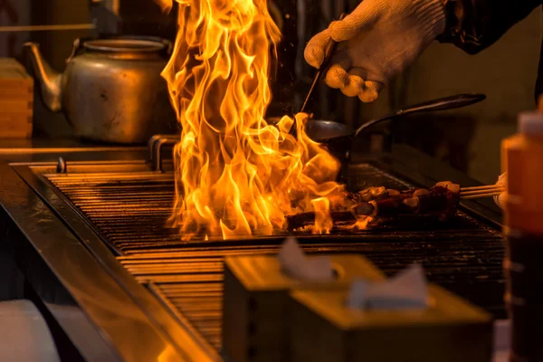 Chef grilling bbq with flame of burning in restaurant — Stock Photo, Image