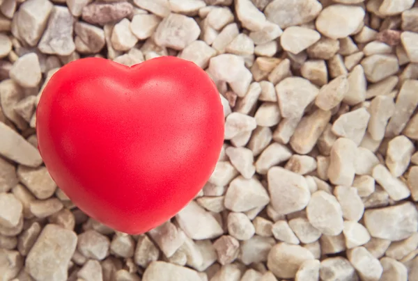 Sevgililer günü beyaz taş zemin ile aşık kırmızı kalp. — Stok fotoğraf