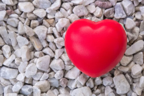 Corazón rojo enamorado del día de San Valentín con fondo de piedra blanca . —  Fotos de Stock