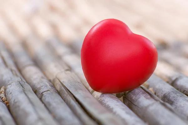 Corazón rojo en San Valentín con fondo de madera . —  Fotos de Stock