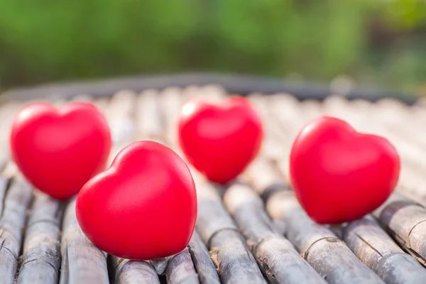 Corazón rojo en San Valentín con fondo de madera . —  Fotos de Stock