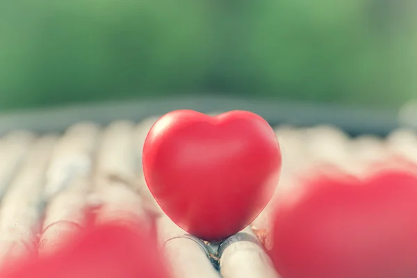 Corazón rojo en San Valentín con fondo de madera . —  Fotos de Stock