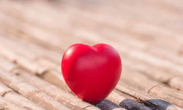 Corazón rojo en San Valentín con fondo de madera . —  Fotos de Stock