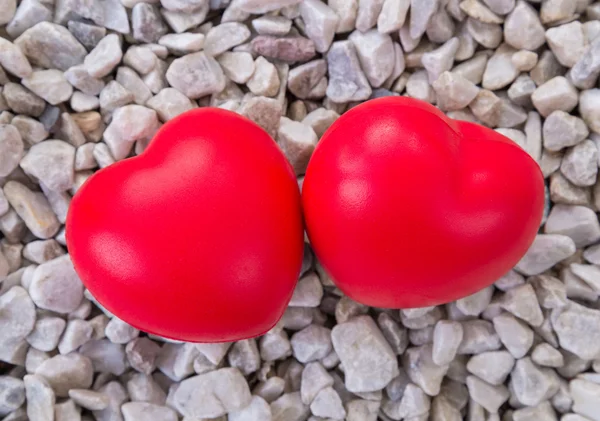 Rotes Herz in Liebe zum Valentinstag mit weißem Steinhintergrund. — Stockfoto