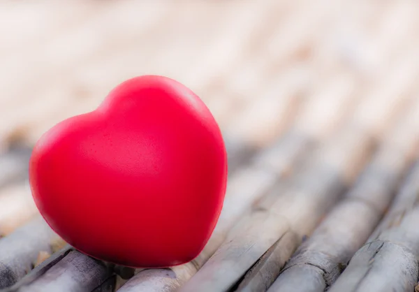 Corazón rojo en San Valentín con fondo de madera . —  Fotos de Stock