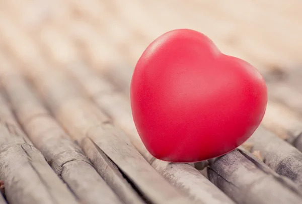 Corazón rojo en San Valentín con fondo de madera . —  Fotos de Stock