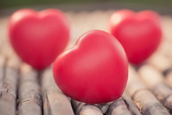 Corazón rojo en San Valentín con fondo de madera . —  Fotos de Stock