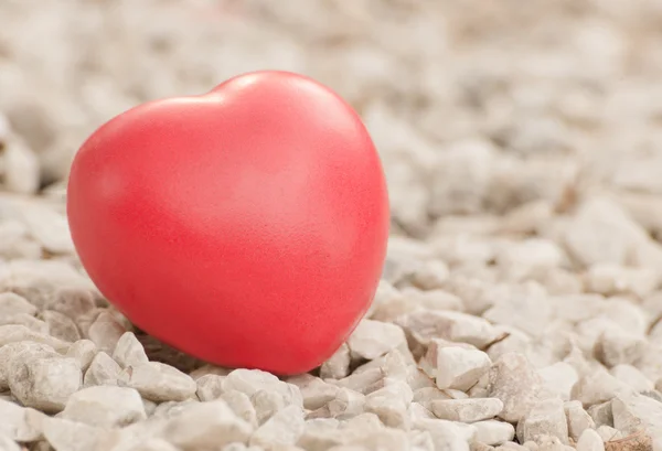 Corazón rojo enamorado del día de San Valentín con fondo de piedra blanca —  Fotos de Stock