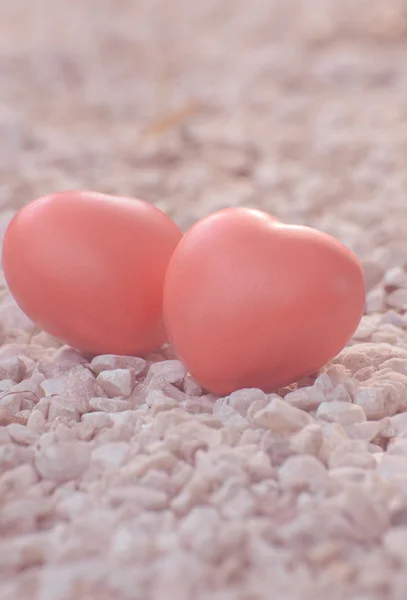 Rotes Herz in Liebe zum Valentinstag mit weißem Steinhintergrund — Stockfoto