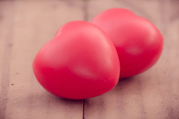 Červené srdce v lásce Valentýna s dřevo pozadí. — Stock fotografie