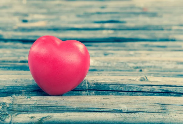 Corazón rojo enamorado de San Valentín con fondo de madera . —  Fotos de Stock