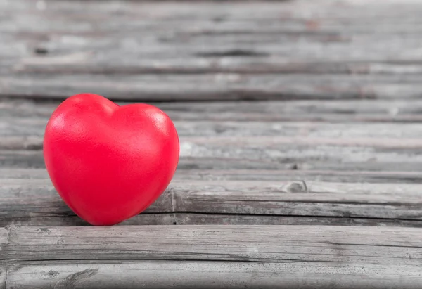 Corazón rojo enamorado de San Valentín con fondo de madera . —  Fotos de Stock