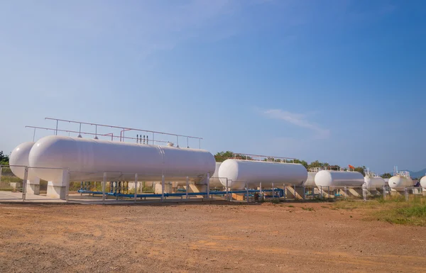 Réservoirs de stockage de gaz naturel dans les installations industrielles . — Photo