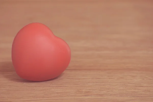 Herz der Liebe zum Valentinstag auf Holz. — Stockfoto
