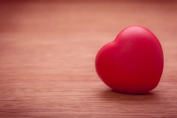 Herz der Liebe zum Valentinstag auf Holz. — Stockfoto