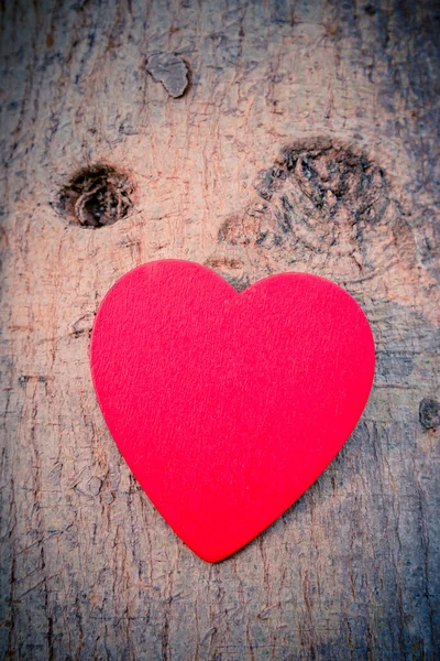 Hjärtat av kärlek på alla hjärtans dag på trä. — Stockfoto