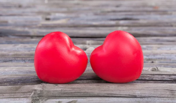 Piros szív szerelmes-Valentin-nap a fa háttér. — Stock Fotó