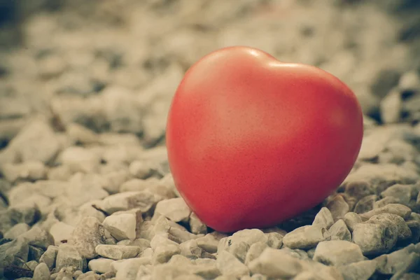 Corazón rojo enamorado del día de San Valentín con fondo de piedra blanca . —  Fotos de Stock