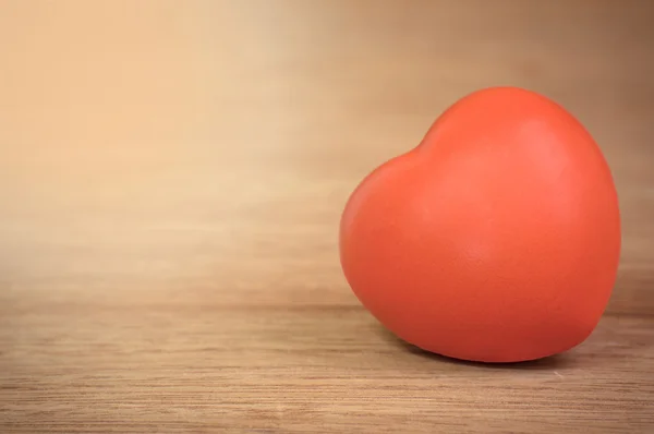 Herz der Liebe zum Valentinstag auf Holz. — Stockfoto