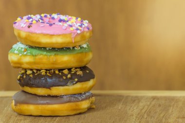 ahşap arka plan üzerinde çeşitli sırlı donuts izole.