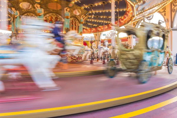 Motion av karusell häst för barn i nöjesparken — Stockfoto