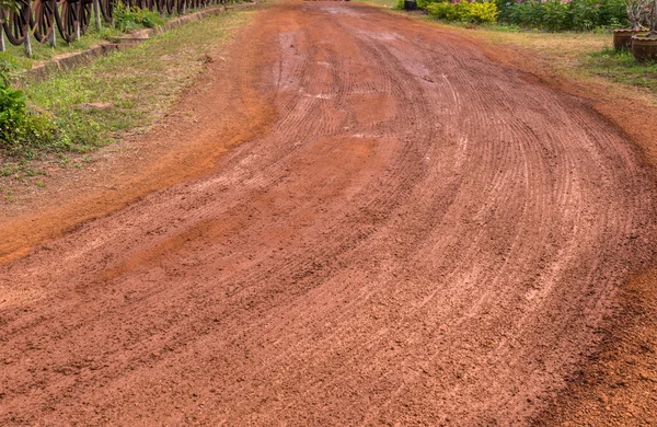 Грязная сельская дорога, мокрая грязь сельской местности — стоковое фото