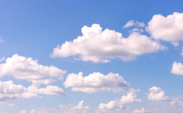 Cielo blu con nuvole natura per sfondo — Foto Stock