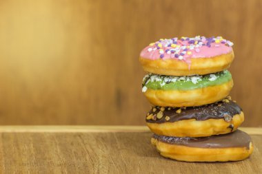 ahşap arka plan üzerinde çeşitli sırlı donuts izole.