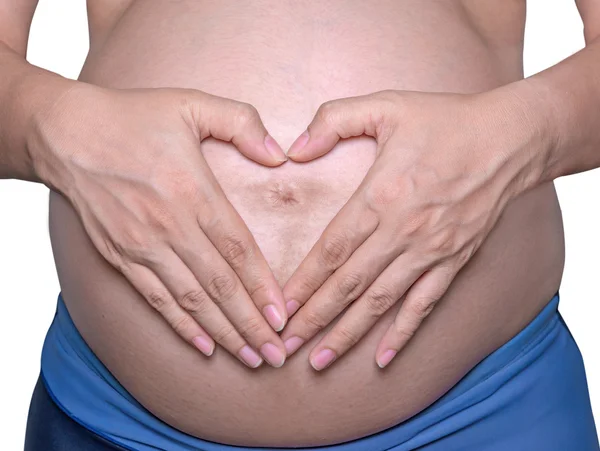 Zwangere vrouw met handen in de vorm van een hart. — Stockfoto