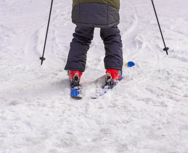 Skieur sur piste dans la neige de montagne — Photo