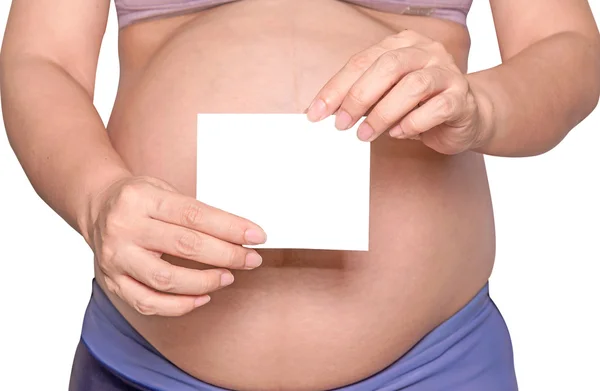 Kobieta w ciąży z rąk Pokaż karty na białym tle. — Zdjęcie stockowe