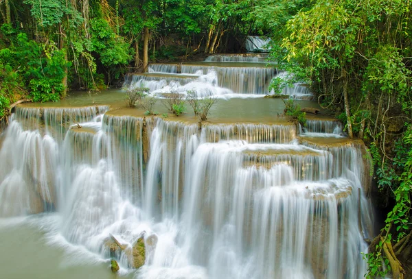 Водопад в джунглях глубокого дождевого леса (Huay Mae Kamin Waterfall i — стоковое фото